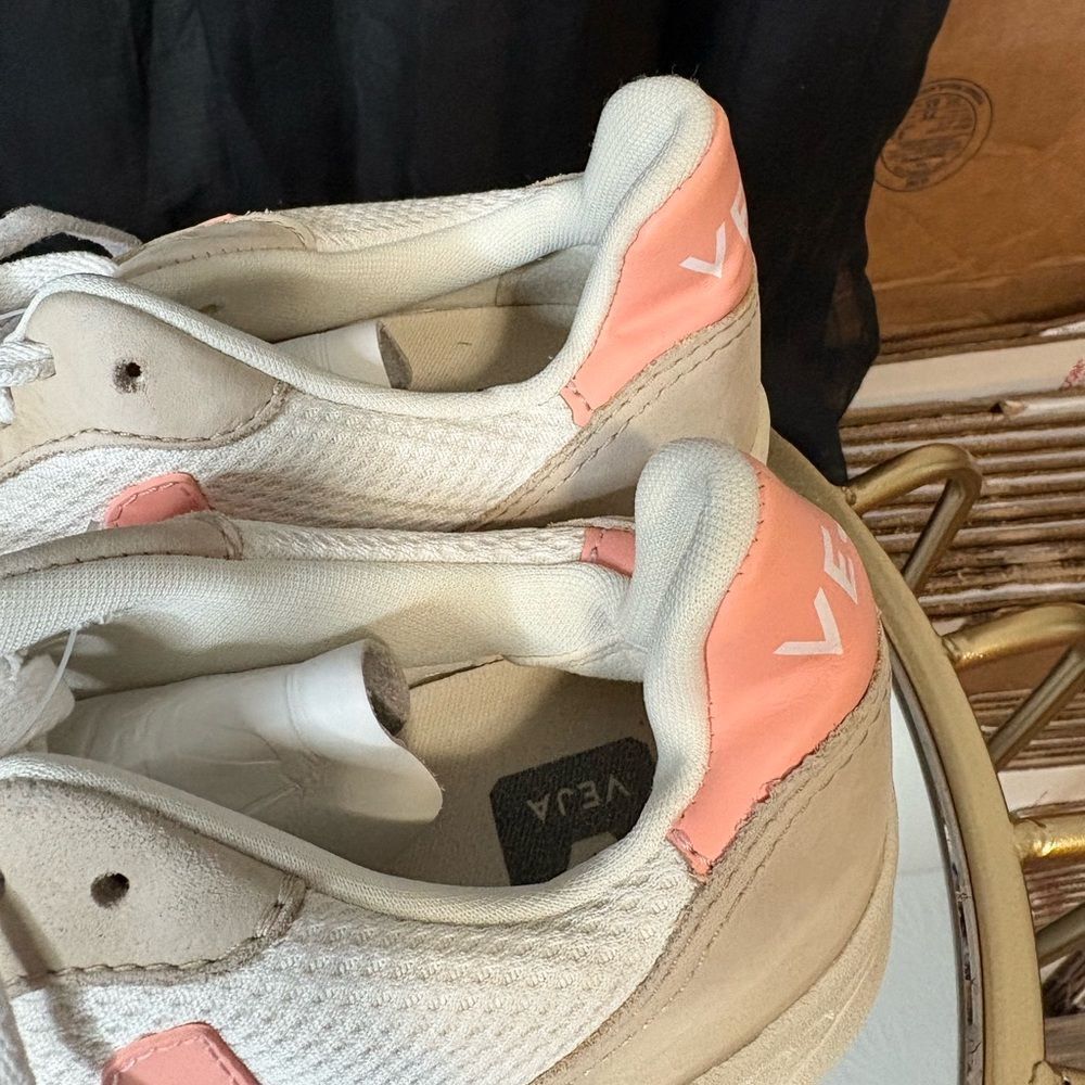 Veja V-10 Alveomesh sneakers in the White Bellini Almond colorway - Picture 4 of 7